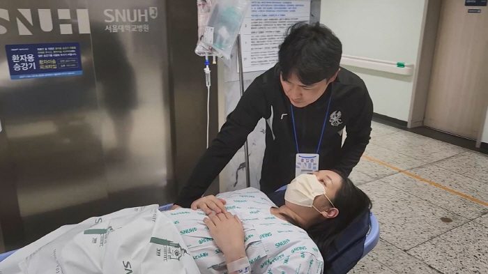 Son Sang Park Bo-mi, 15-month-old son, stiffened all over his body and left in my arms (baby)