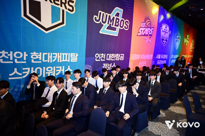 What happened to the men's volleyball draft field after Hyundai Capital, the winner of the championship, picked one person in shock