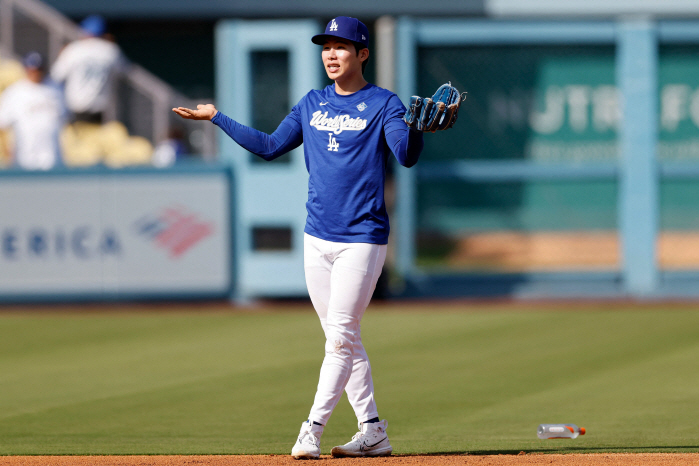 Why did I pick him if he was going to do this? Kim Hyesung looks away again! 6 hours, 39 minutes, 18 minutes. I was on the bench until the end of the 18th inning → Terrible Roberts, when the hell are you going to use it?