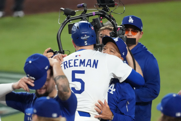 Why did I pick him if he was going to do this? Kim Hyesung looks away again! 6 hours, 39 minutes, 18 minutes. I was on the bench until the end of the 18th inning → Terrible Roberts, when the hell are you going to use it?