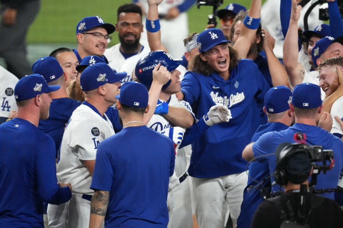 Why did I pick him if he was going to do this? Kim Hyesung looks away again! 6 hours, 39 minutes, 18 minutes. I was on the bench until the end of the 18th inning → Terrible Roberts, when the hell are you going to use it?