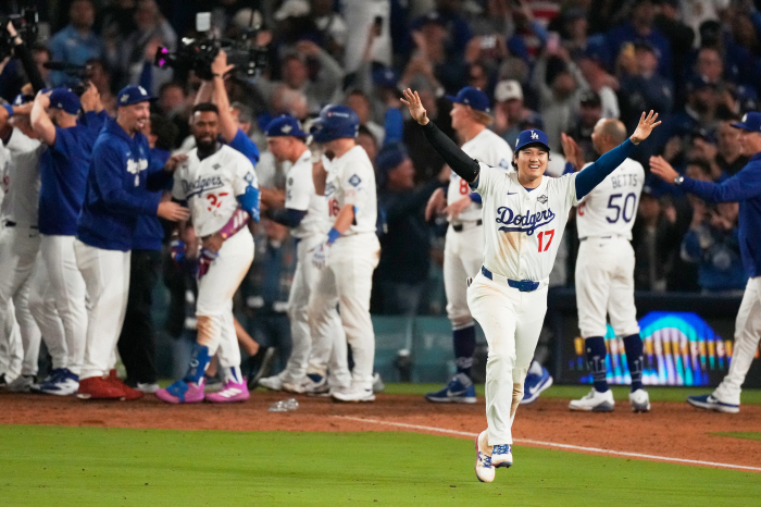 Why did I pick him if he was going to do this? Kim Hyesung looks away again! 6 hours, 39 minutes, 18 minutes. I was on the bench until the end of the 18th inning → Terrible Roberts, when the hell are you going to use it?