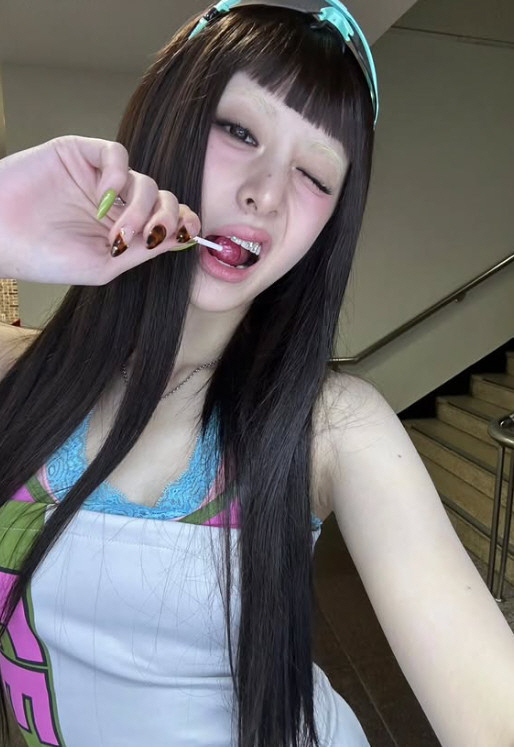 'Are your eyebrows missing?' Leceraphim Heo Yoon-jin is surprised by her unconventional makeup.