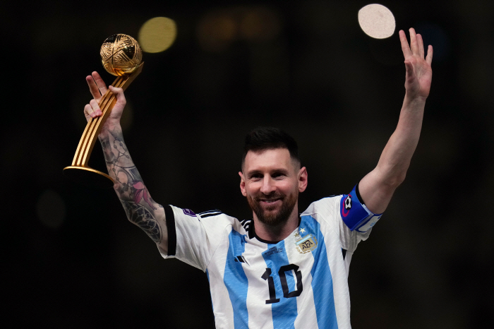 At this point, 80-year-old Ronaldo is virtually confirmed to play together at the 2026 World Cup...Messi announces the real last dance in the interview