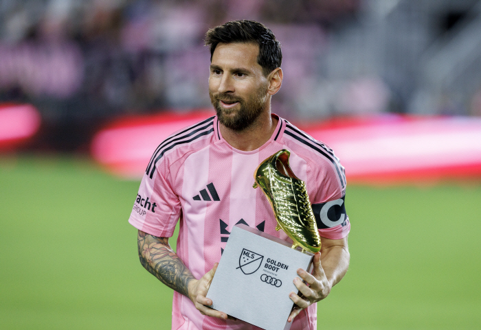 At this point, 80-year-old Ronaldo is virtually confirmed to play together at the 2026 World Cup...Messi announces the real last dance in the interview
