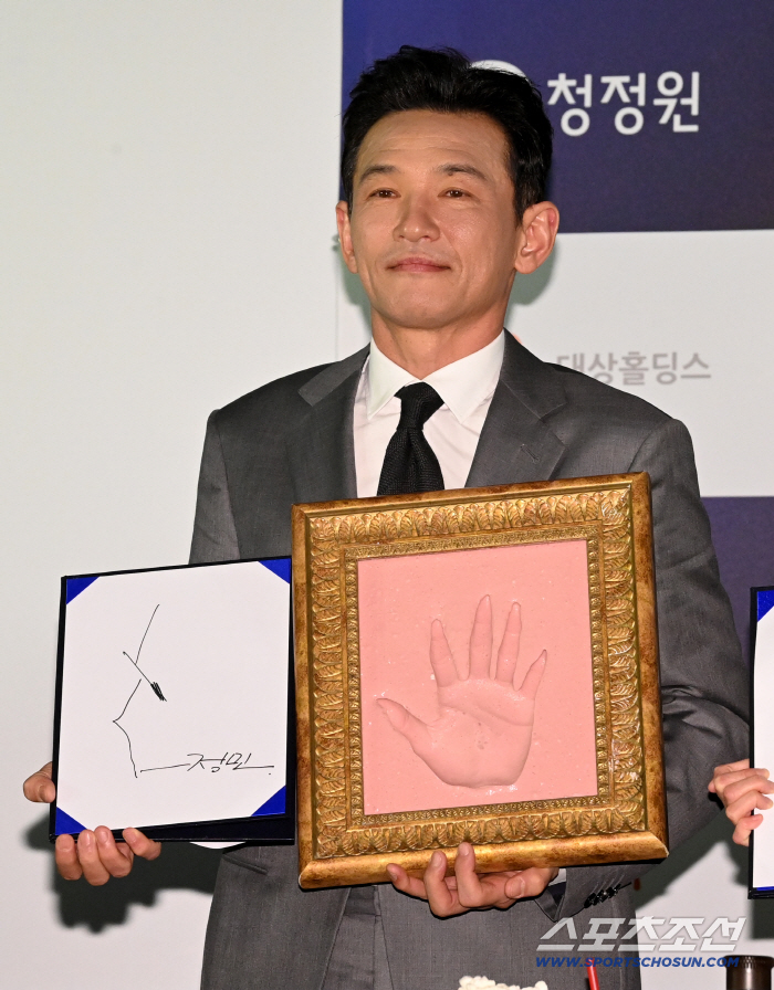 Hwang Jung-min, Kim Goeun, and Others Celebrate Legacy at Blue Dragon Handprinting Ceremony