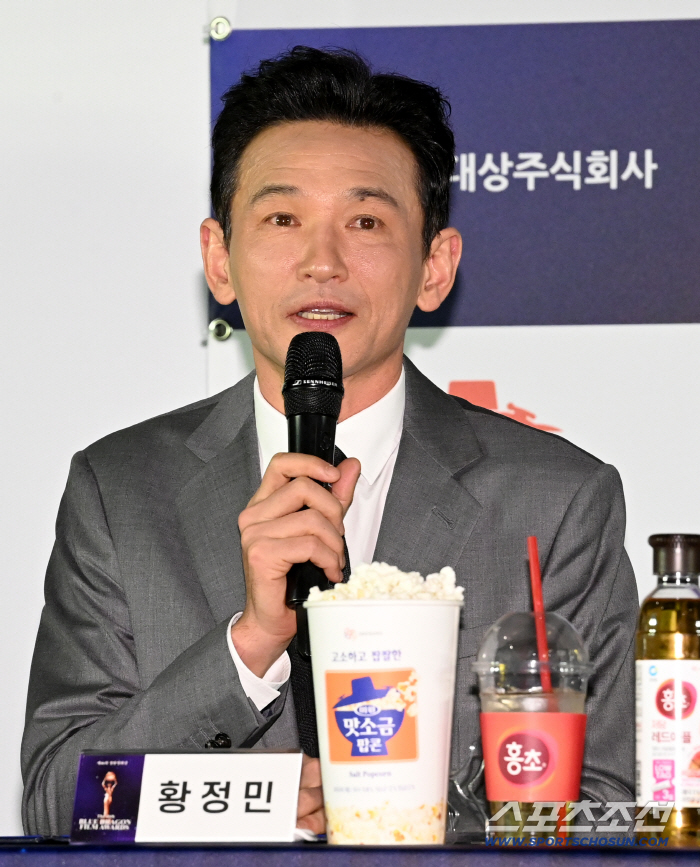 Blue Dragon Handprinting Hwang Jung-min You're touched by my destiny's first award, I'm still left with you