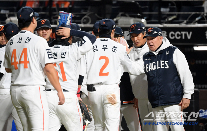 For the fans who support us until the end...Baseball fanatic president's big fireworks gift, this time it shone properly