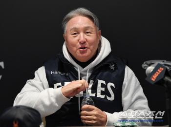 Heaven Helped Hanwha! Kim Kyung-moon finally smiles broadly → Missed double, luck has come to us.