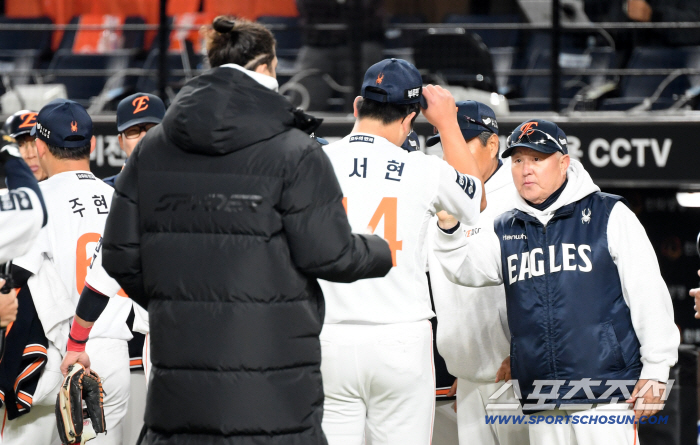 Heaven Helped Hanwha! Kim Kyung-moon finally smiles broadly → Missed double, luck has come to us.