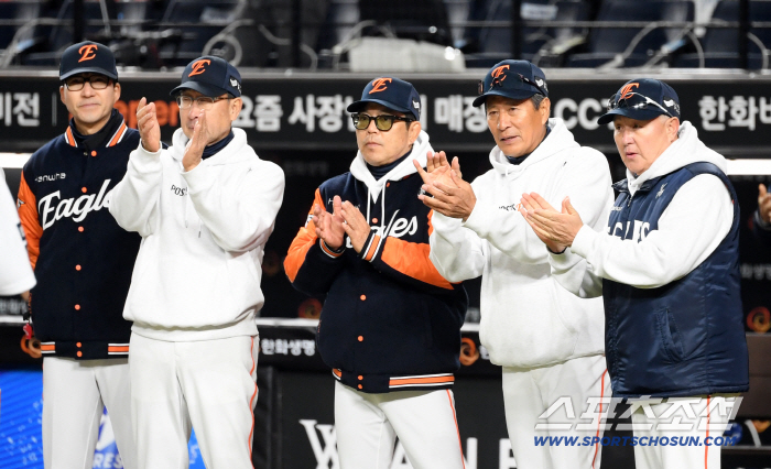 Heaven Helped Hanwha! Kim Kyung-moon finally smiles broadly → Missed double, luck has come to us.