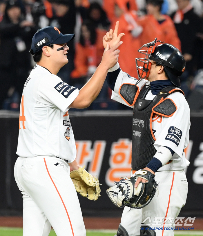Heaven Helped Hanwha! Kim Kyung-moon finally smiles broadly → Missed double, luck has come to us.