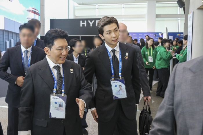 HYBE Chairman Bang Si-hyuk and BTS RM Visit HYBE Booth at APEC CEO Summit