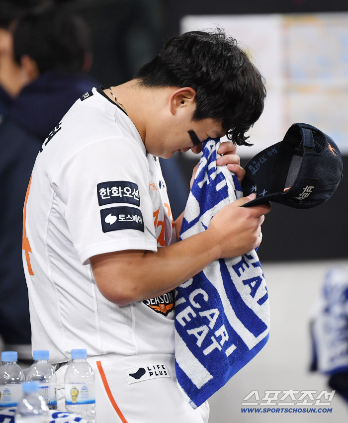 How can it be so dramatic. Home run that gave up the championship → 9th inning home run in game 1 of PO → 4th game tie home run → KS winning pitcher for the first time in 19 years. The 21-year-old's ending with tears.