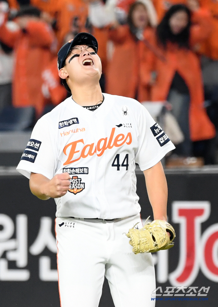 How can it be so dramatic. Home run that gave up the championship → 9th inning home run in game 1 of PO → 4th game tie home run → KS winning pitcher for the first time in 19 years. The 21-year-old's ending with tears.