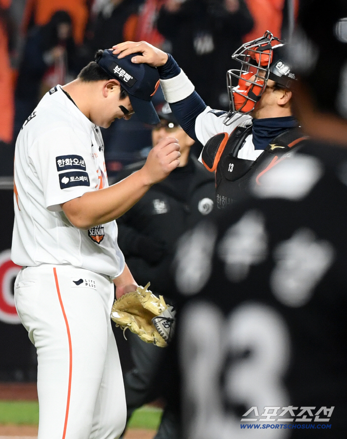 How can it be so dramatic. Home run that gave up the championship → 9th inning home run in game 1 of PO → 4th game tie home run → KS winning pitcher for the first time in 19 years. The 21-year-old's ending with tears.