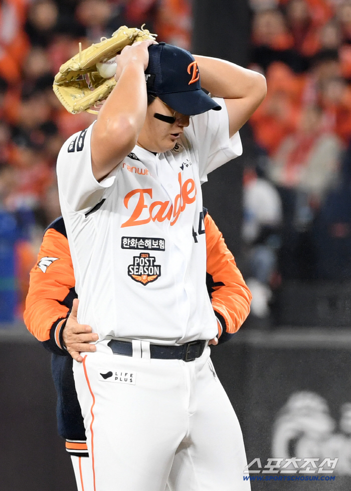 How can it be so dramatic. Home run that gave up the championship → 9th inning home run in game 1 of PO → 4th game tie home run → KS winning pitcher for the first time in 19 years. The 21-year-old's ending with tears.
