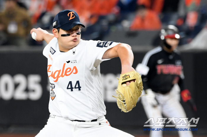 How can it be so dramatic. Home run that gave up the championship → 9th inning home run in game 1 of PO → 4th game tie home run → KS winning pitcher for the first time in 19 years. The 21-year-old's ending with tears.