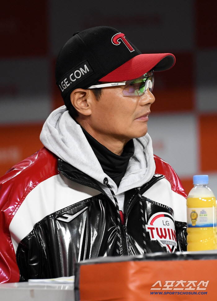 How many missed hits.. I can't help it! Cheering → That's baseball, too.