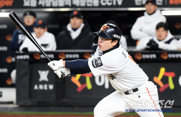 How many missed hits.. I can't help it! Cheering → That's baseball, too.