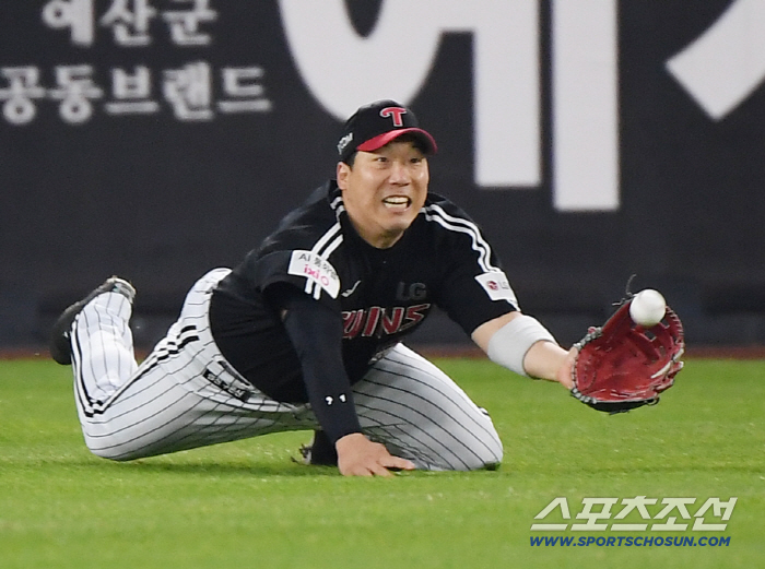 How many missed hits.. I can't help it! Cheering → That's baseball, too.