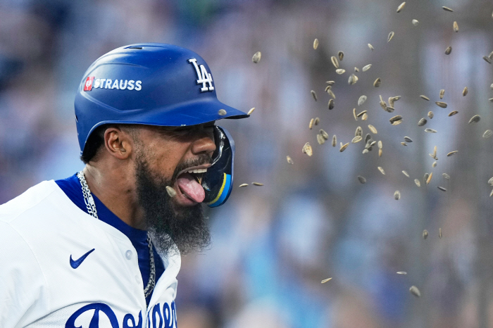 Is the god of baseball on the Dodgers' side again? In total, 19 pitchers from both teams were used to calculate the profits and losses of the game in 6 hours and 39 minutes, and the Dodgers won the 7th division