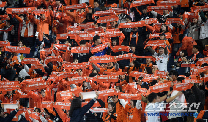 It's all sold out today too! How many tickets are there.. More than 300,000 people watched fall baseball! → Cases of 16,750 people in Daejeon