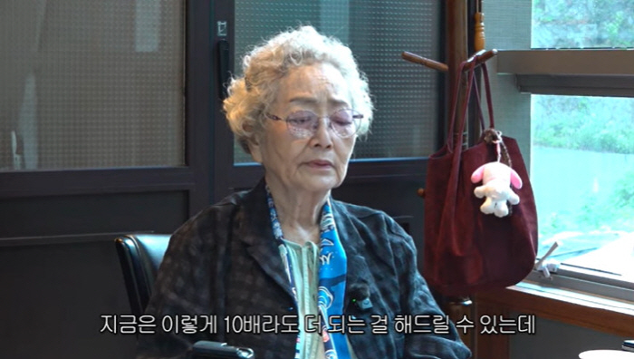 Kim Young-ok, tears at the thought of his grandchild with hemiplegia. It's nothing that his parents died