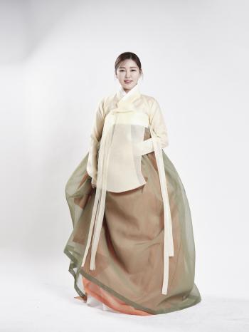 Song Ga-in's middle school textbook is out for the first time ever