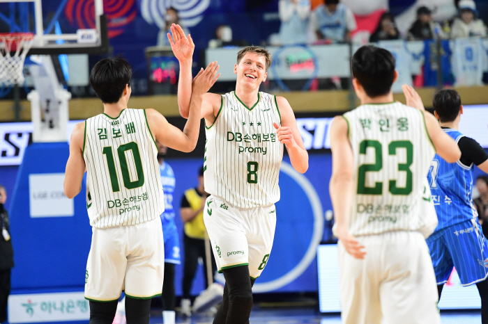  Lee Jung-hyun will play in 700 consecutive games  Lee Seon-bano triple double. DB overpowered the gas corporation. Albano and Ellonson's one-two punch. The hidden card was Kim Bo-bae.