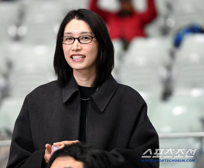  Advisor Kim Yeon-koung visited Jangchung Gymnasium