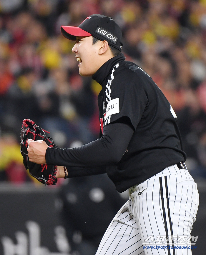  Cheering Son Joo-young pitched well for one run in five innings