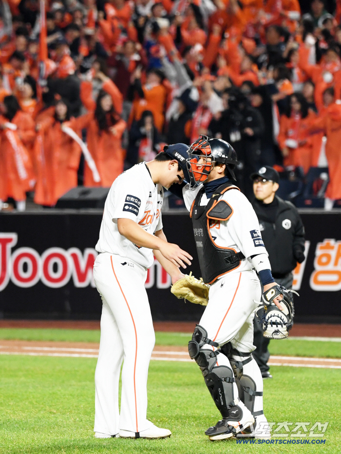  Choi Jae Hoon, the catcher who hugs Kim Seo Hyun, warm scene