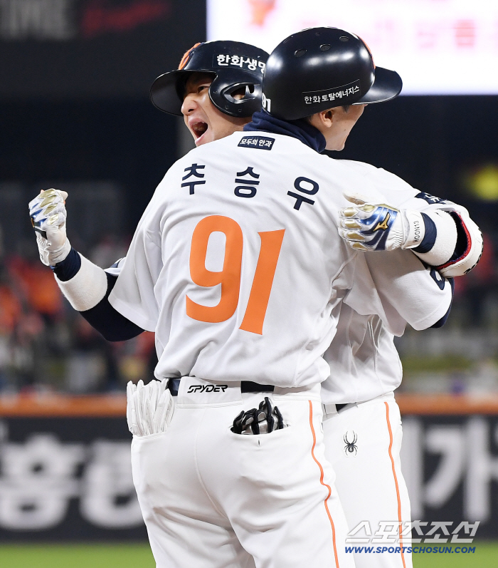  Choi Jae-hoon makes a timely hit with two RBIs