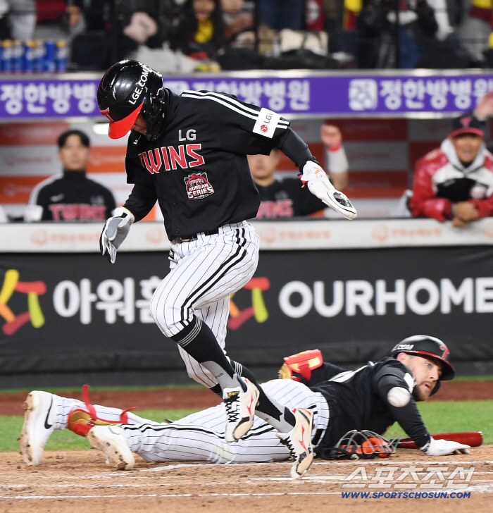  Choi Won-young scores with wild pitching