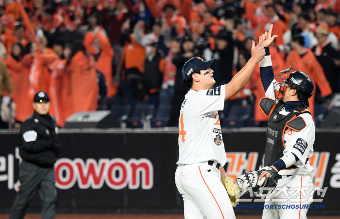  Closer Kim Seo-hyun's Po-su Choi Jae-hoon won the Korean Series