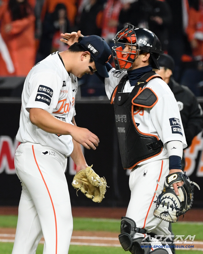  Closing pitcher Kim Seo-hyun hugs Choi Jae-hoon
