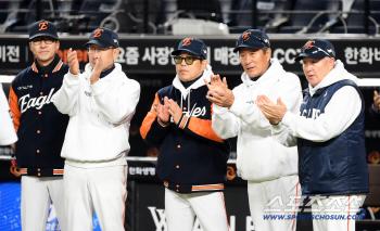  Coach Kim Kyung-moon and coaches who won the Korean Series for the first time