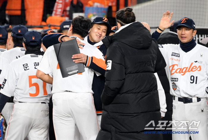  Coach Yoon Kyu-jin hugs Kim Seo-hyun of Hanwha