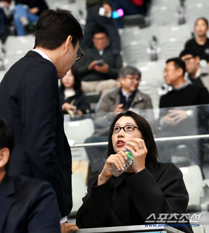  Conversation between Kim Yeon-koung, Advisor, and Kim Se-jin, Director of Gyeonggi Operations Division