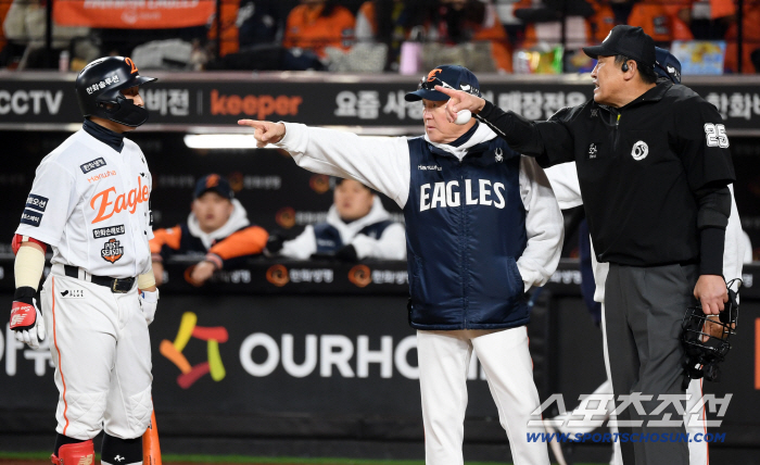  Director Kim Kyung-moon appeals to the referee