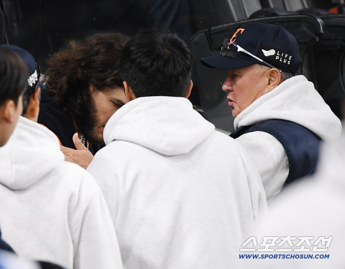  Director Kim Kyung-moon encourages Ponce