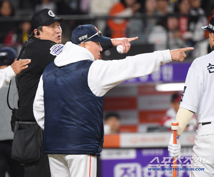  Director Kim Kyung-moon protests the decision