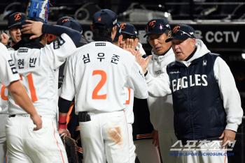  Director Kim Kyung-moon welcomes Hanwha Moon Hyun-bin Shim Woo-jun