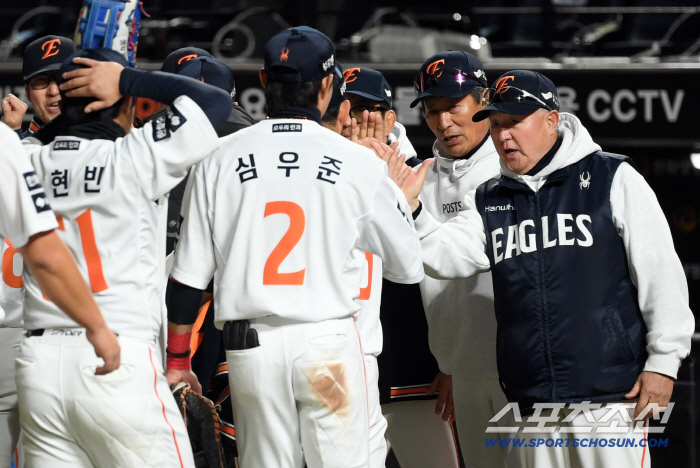  Director Kim Kyung-moon welcomes Hanwha Moon Hyun-bin Shim Woo-jun