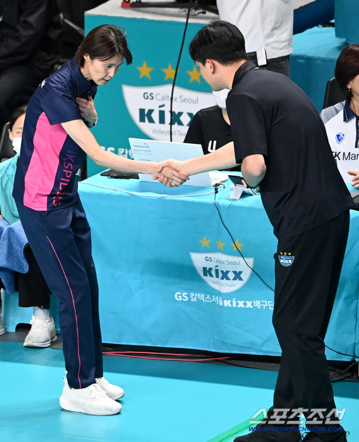  Director Tomoko Yoshihara's handshake