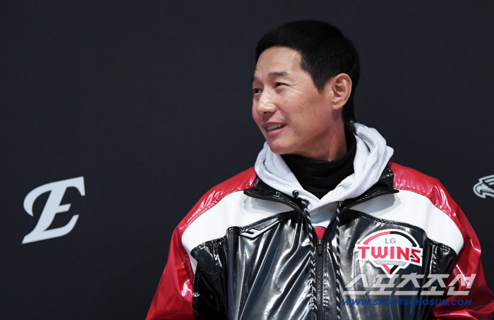  Director Yeom Kyung-yeop starts the interview with a smile