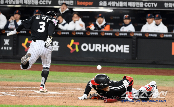 During Hanwha's Kim Seo-hyun wild pitch, LG Choi Won-young scored