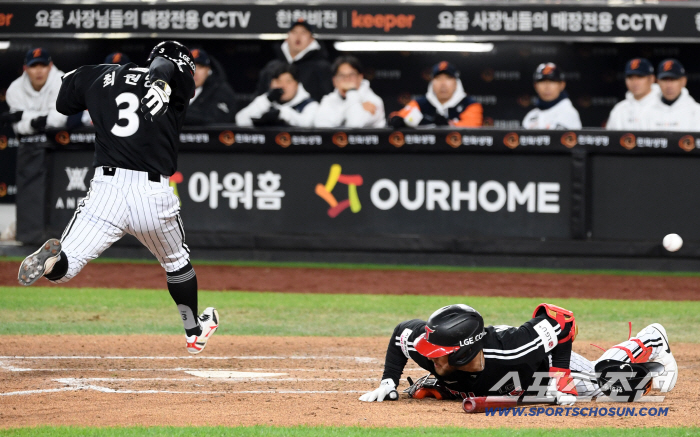  During Hanwha's Kim Seo-hyun wild pitch, LG Choi Won-young scored