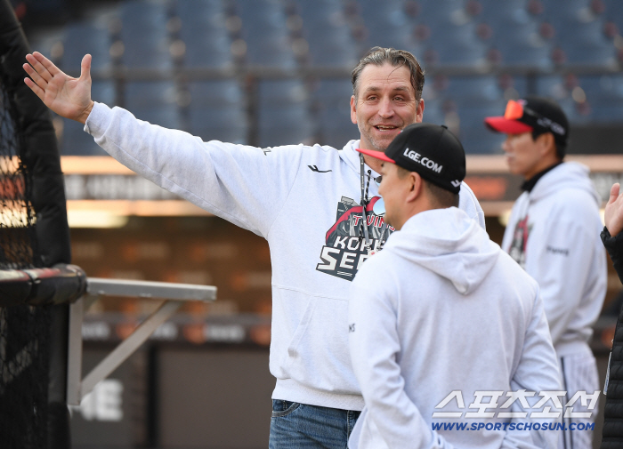  Foreign Scouts Watching LG Training